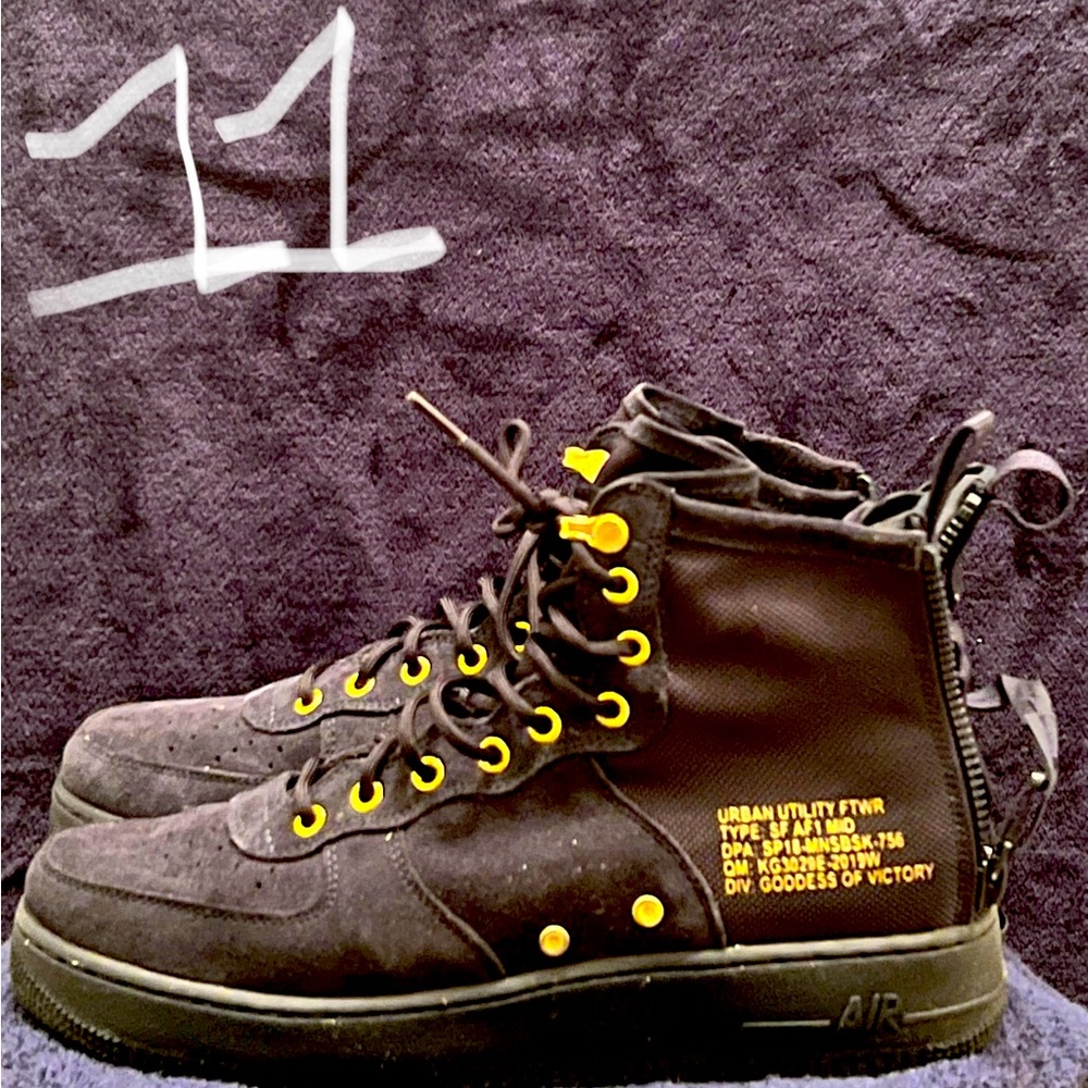 Men’s Nike boots, size 11, zip up in back canvas